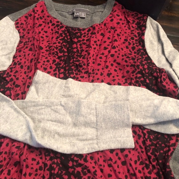 Vince Stylish Maroon & Black Abstract Print Sweater with Gray Sleeves L 🌟 - Picture 4 of 5